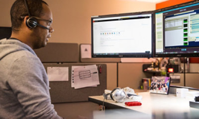 Hombre con auriculares trabajando en un equipo.
