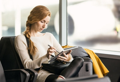 Osoba koja sjedi na stolcu i gleda dijagram programa Visio na tabletu. 