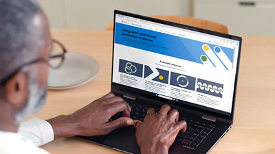 Un hombre trabaja con un portátil.