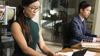 Duas pessoas trabalhando em um escritório