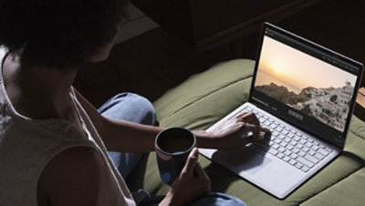 Pessoa trabalhando em casa em um laptop