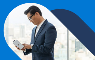 En person som står i en dräkt och knyter en presentation