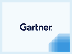 Logo firmy Gartner na jasnoniebieskim tle ze stylizowanymi niebieskimi paskami po prawej stronie.