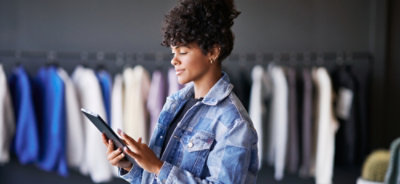 Žena, která drží tablet