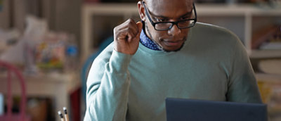 Une personne assise regardant un écran d’ordinateur