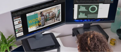 Une personne assise regardant un écran d’ordinateur