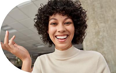 Osoba koja se smeje.