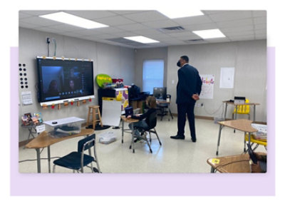 Un profesor y un alumno en una clase en una videollamada de Teams con otros alumnos.