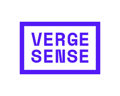 Logo van 'verge sense' met gestileerde paarse tekst op een witte achtergrond, omgeven door een paarse rechthoekige rand.