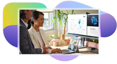 Divas personas sēž pie galda un piedalās Teams videosarunā klēpjdatorā, kas savienots ar vairākiem monitoriem.