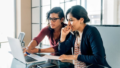 Una persona que mira la pantalla de un equipo