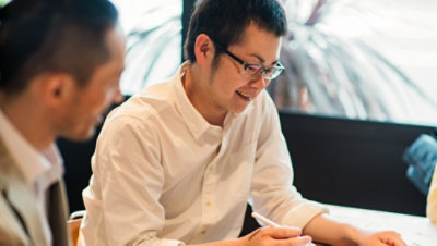 コンピューター画面を見ている人