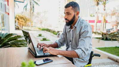 Uma pessoa olhando para a tela do computador