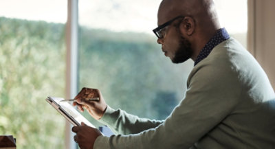 Una persona usa una tableta y un lápiz.