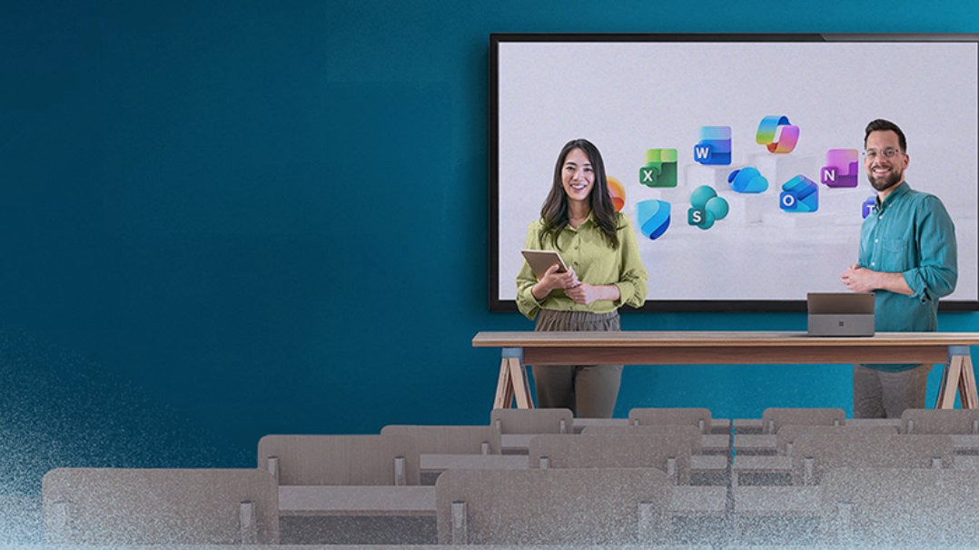  Zwei Personen stehen vor einem großen Bildschirm, auf dem die Symbole verschiedener Microsoft 365-Apps wie Word, Excel, PowerPoint, Outlook und Teams angezeigt werden. Sie befinden sich hinter einem Holztisch mit einem Laptop und einem Tablet in einem modernen Präsentations- oder Schulungsraum. Im Vordergrund sind mehrere leere Sitzreihen zu sehen, der Hintergrund ist eine blaue Wand.