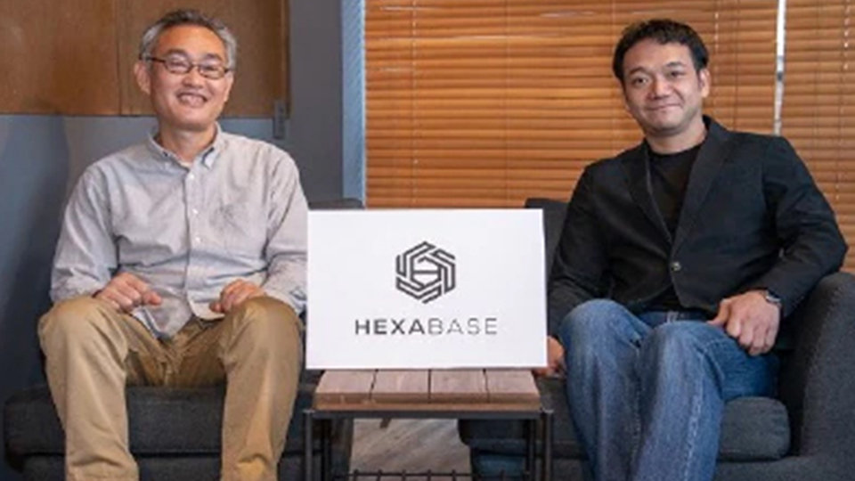 Hexabase Inc. のソファに座っている 2 人