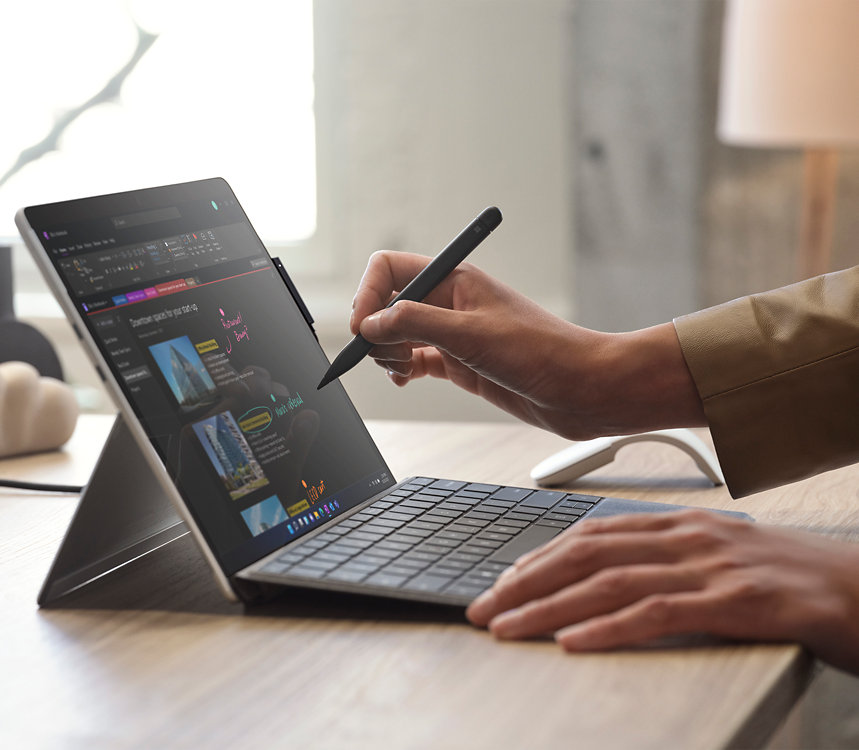 Een persoon gebruikt een Surface Slim Pen 2 voor zakelijk gebruik op het touchscreen van een Surface-apparaat.