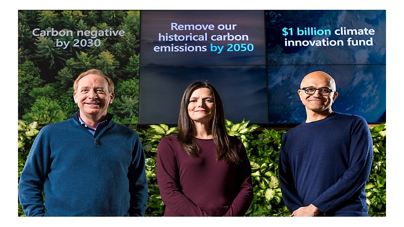 Líderes de Microsoft ofreciendo anuncios de sostenibilidad.
