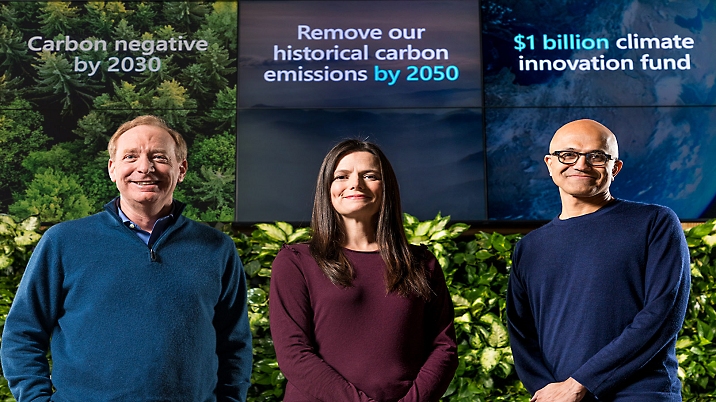 持続可能性に関するお知らせを発表する Microsoft のリーダー達
