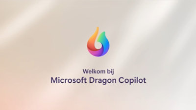 Microsoft Dragon Copilot: afbeelding met een gebogen lijn die de volgende elementen verbindt: documenten stroomlijnen, informatie tonen, taken automatiseren. Logo hieronder.