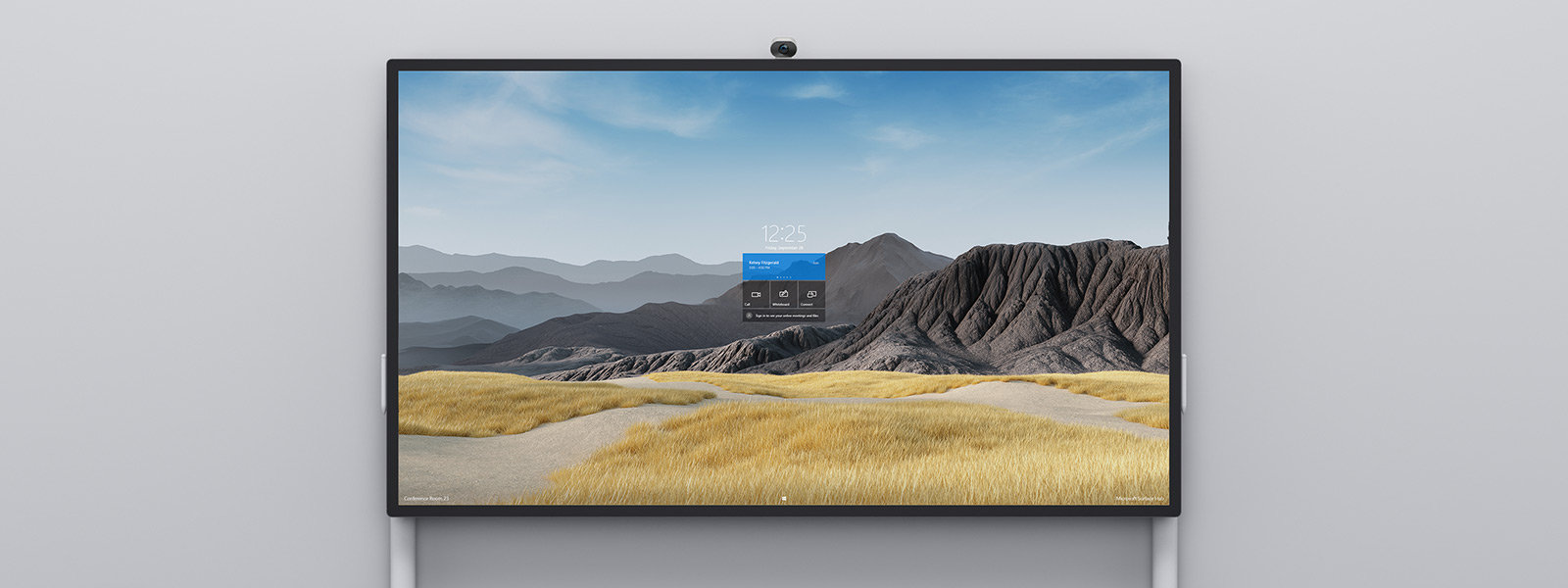 يستخدم جهاز Surface Hub 2S بشاشة حجمها 85 بوصة للمشاهدة