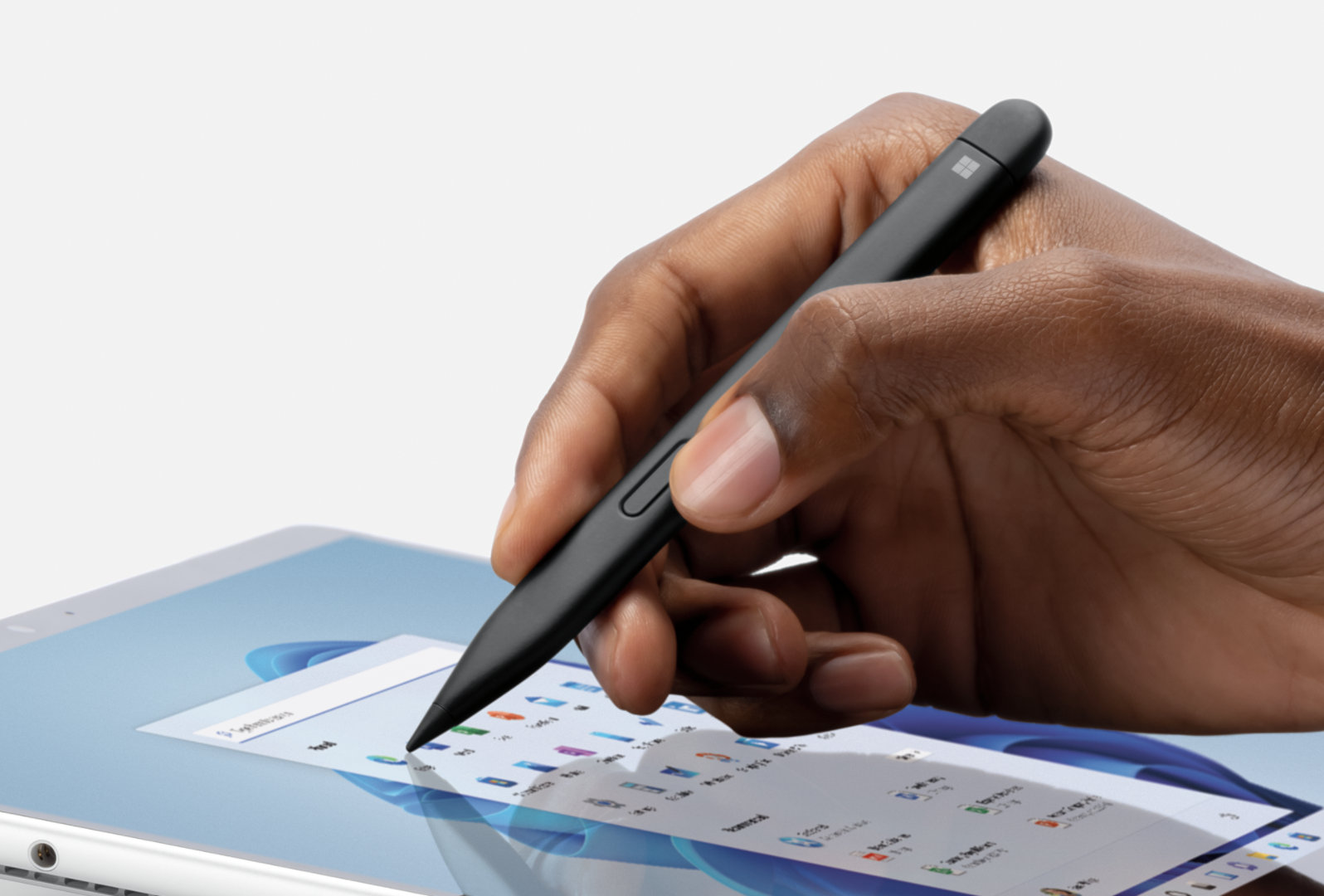 Surface 超薄手寫筆 2 在 Surface Pro 8 上書寫的特寫。