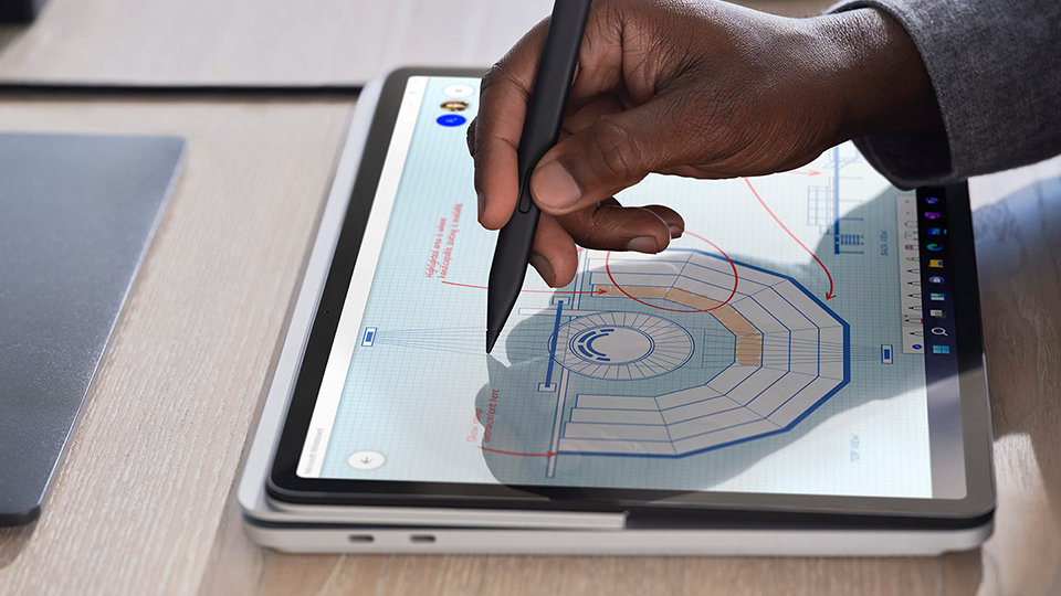 Gros plan sur la main d’une personne utilisant un Stylet Surface Slim Pen 2 pour dessiner sur un Surface Laptop Studio en mode canevas