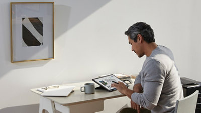 Ein Mann nutzt die Freihand-Funktion mit Surface Pen an seinem Surface Pro