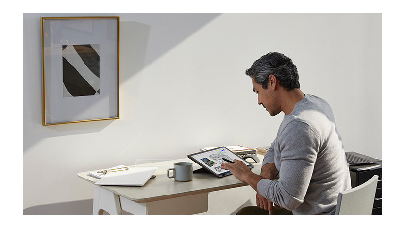一名男子在他的 Surface Pro 上使用 Surface 触控笔进行墨迹书写