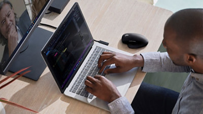 Ein Mann arbeitet an seinem Schreibtisch mit einem Surface-Gerät