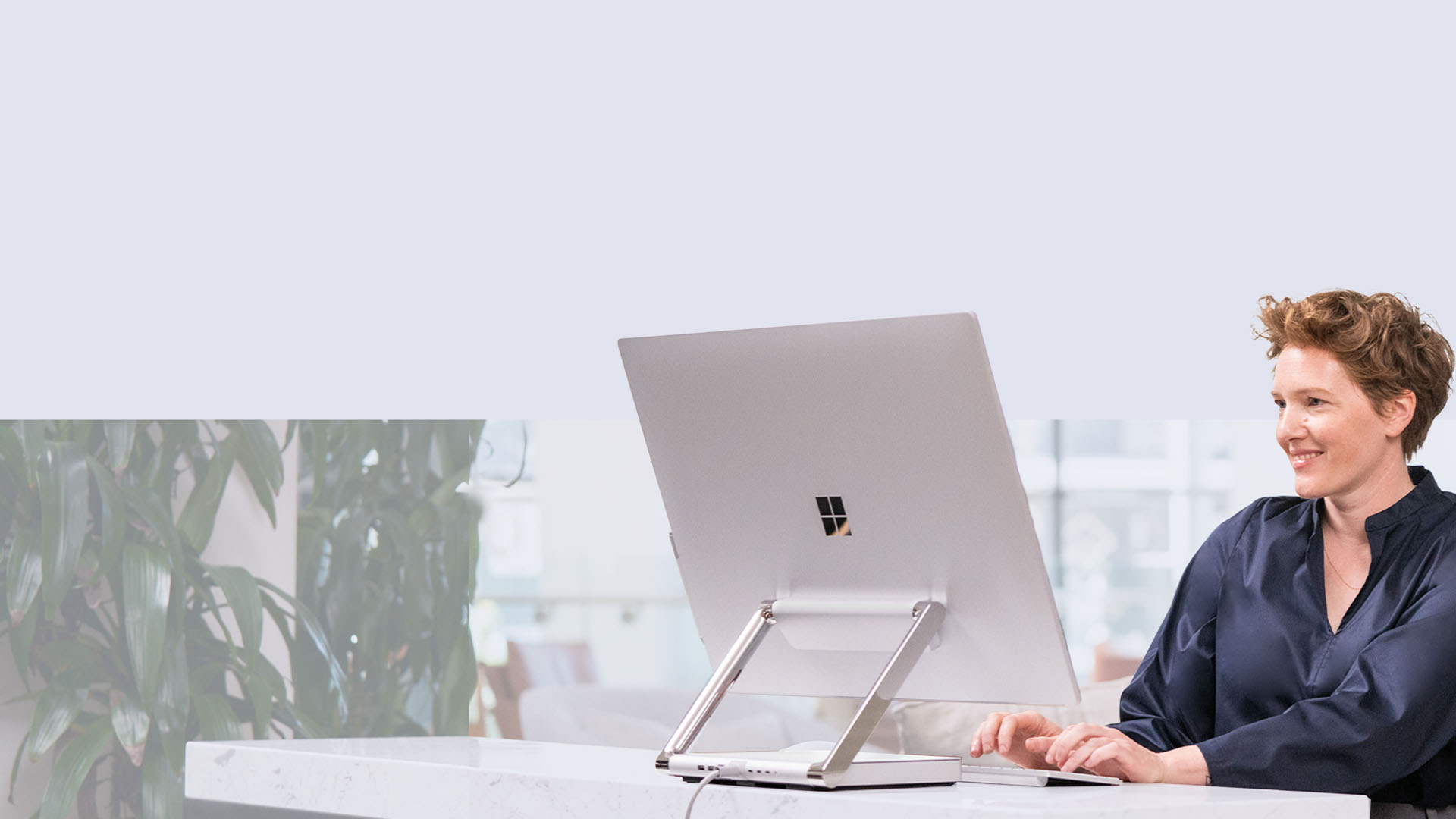 一个人在 Surface Studio 2+ 上打字