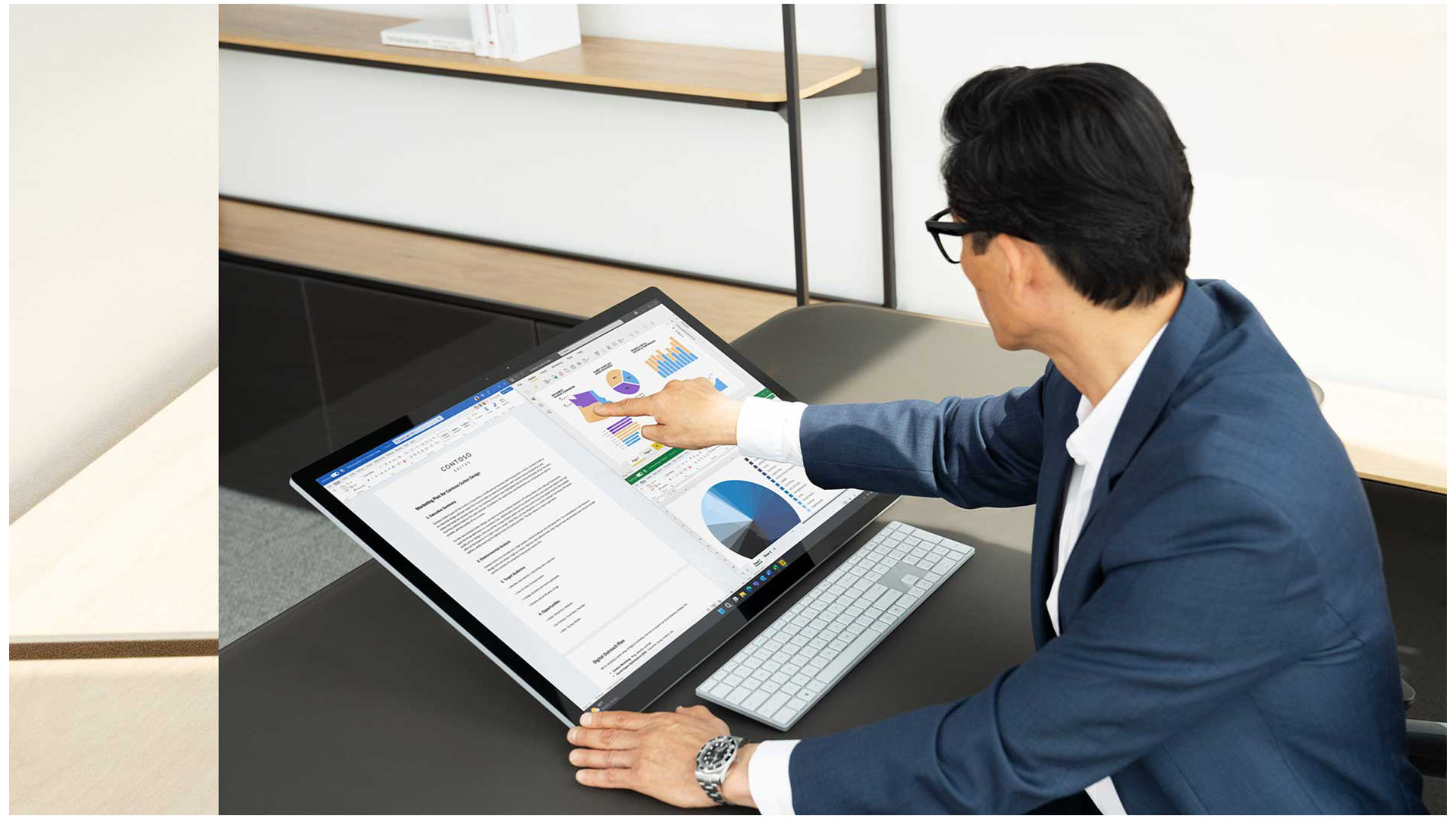 Iemand gebruikt het touchscreen om een Surface Studio 2+-apparaat te bedienen