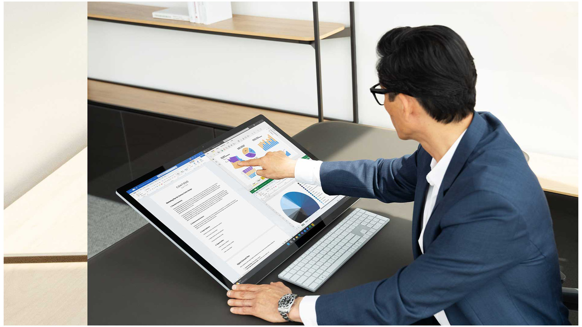 一个人使用触控屏与 Surface Studio 2+ 设备互动