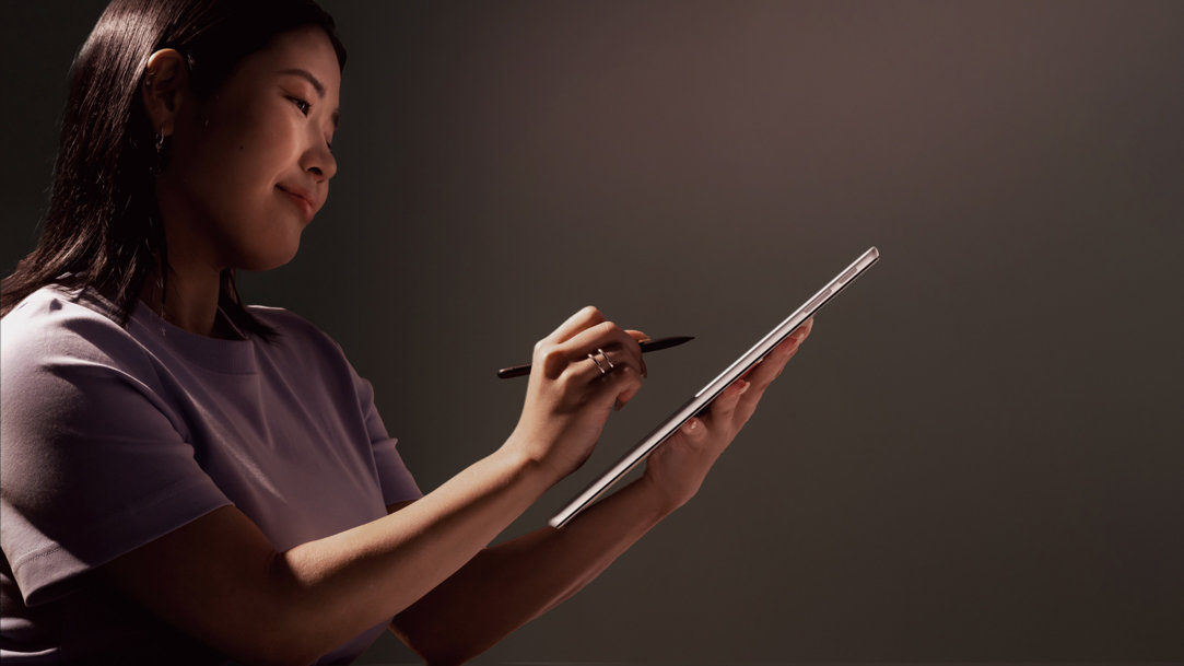 A woman drawing on her touchscreen Surface Pro 11ᵗʰ Edition