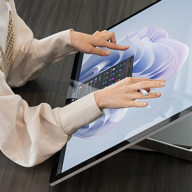 Femme interagissant avec l’écran d’un appareil Surface Studio 2+