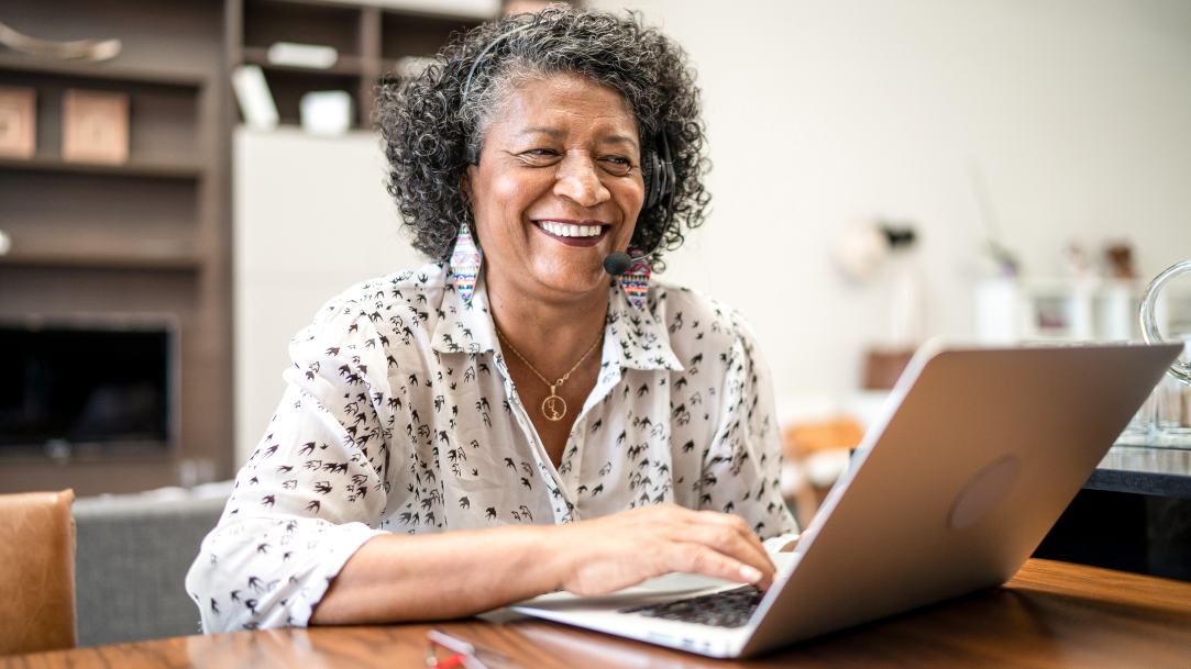 A woman on her PC laptop using Remote Assist to help a friend