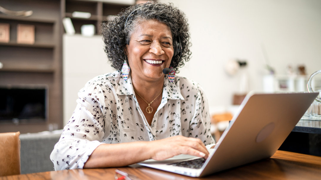 A woman on her PC laptop using Remote Assist to help a friend