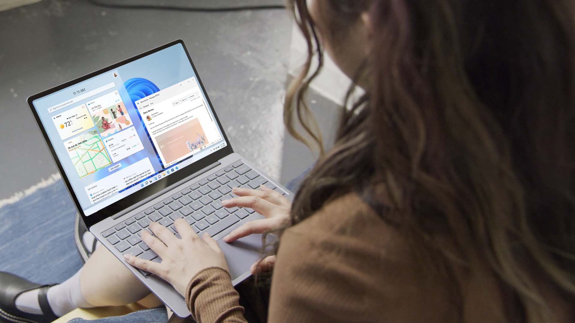 女人在她的 Surface Laptop Go 2 上使用 Windows 11。