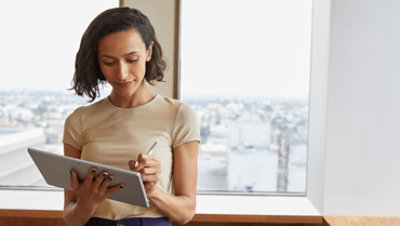 Eine Frau schreibt mit dem Surface Pen auf Ihrem Surface Go