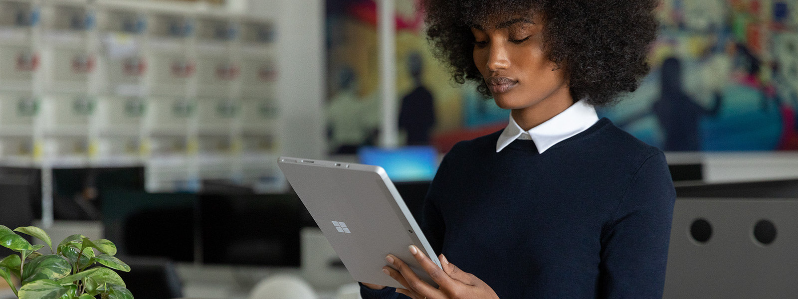 工作者拿著採用平板電腦模式的 Surface Go 2