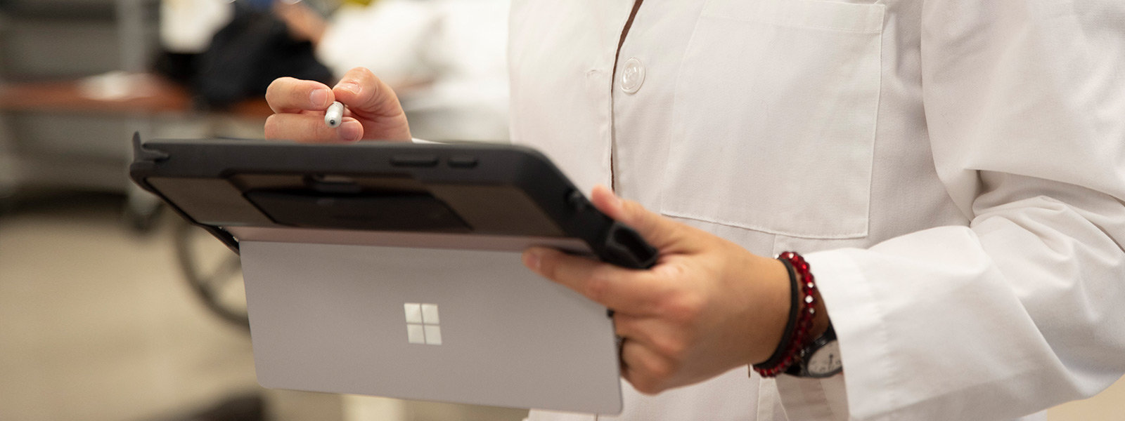 Ein Arbeiter verwendet Surface Pen mit einem Surface Go 2, der in einem robusten Gehäuse geschützt ist