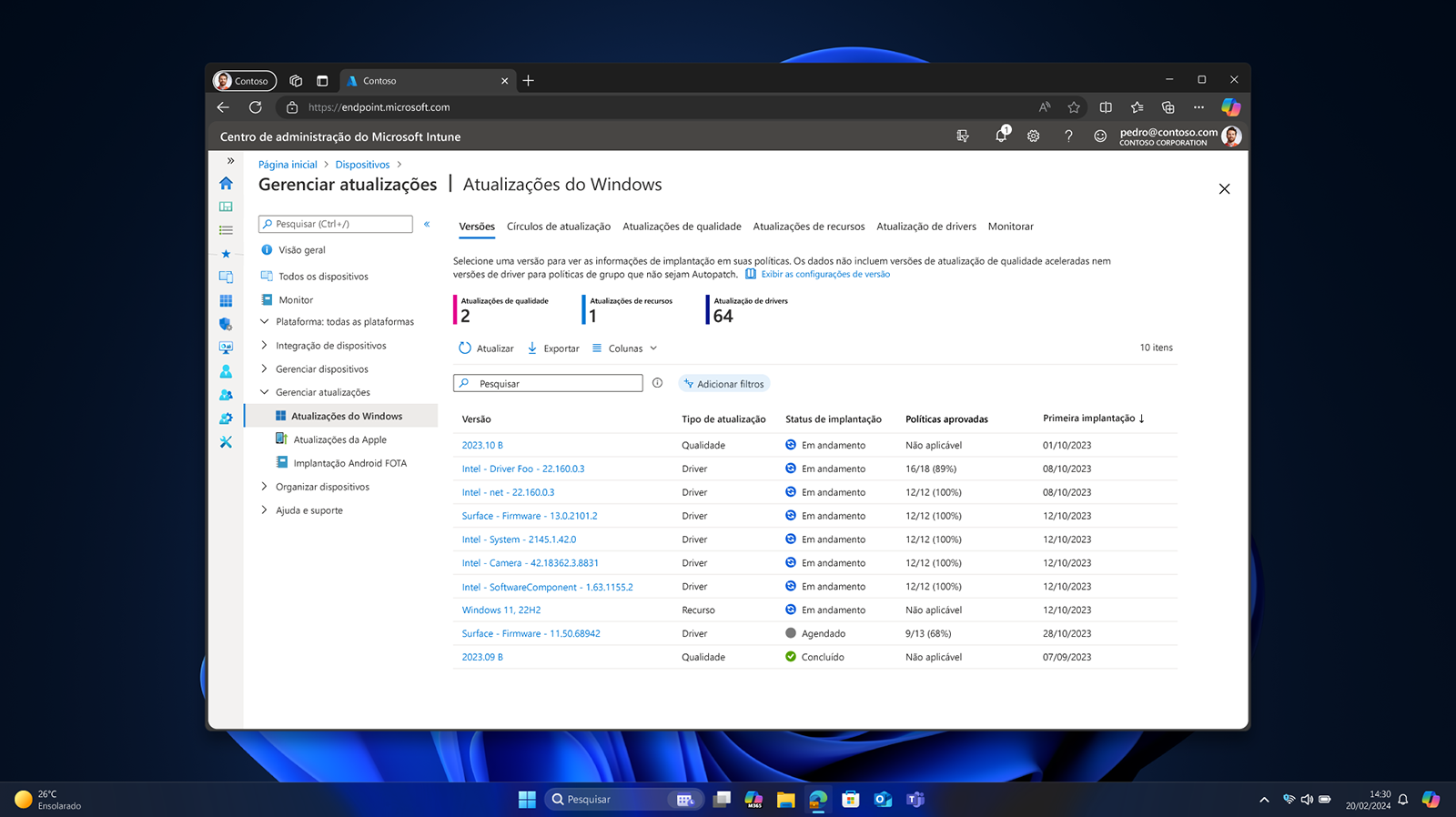 Tela de um dispositivo Windows Pro exibindo a imagem blue bloom sob uma lista de políticas de TI gerenciáveis