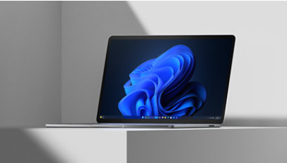 Ein Laptop auf einer weißen Plattform mit einer blauen Blüte