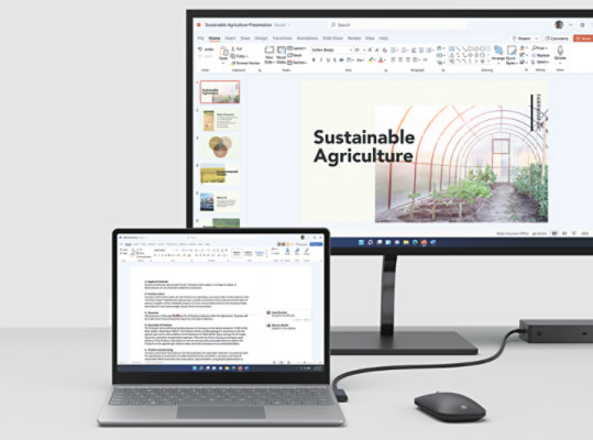 Un monitor externo detrás de un dispositivo Surface Laptop Go 2 sobre un escritorio