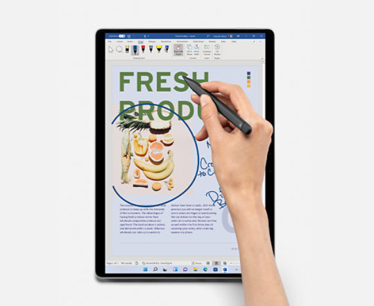 Surface Pro 8 顯示 Microsoft Word。