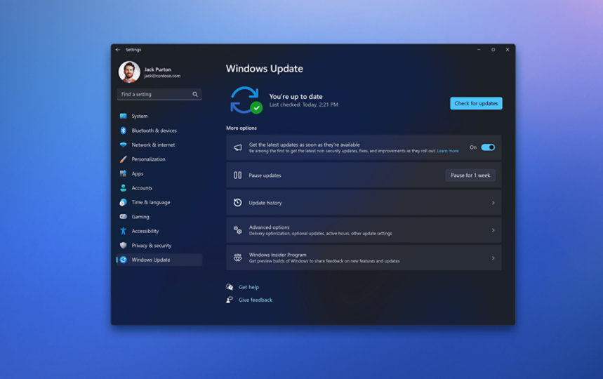 Forstørret Innstillinger-skjermbilde for å vise Windows Update.  Bakgrunnsgradienten endres fra lys rosa til lilla.