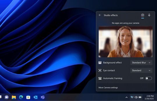 Skjermbilde av et Windows 11-skrivebord som viser standard bakgrunnsbilde med blå blomstre. Et innstillingsvindu for «Studioeffekter» er åpent til høyre, og viser kameraalternativer. 