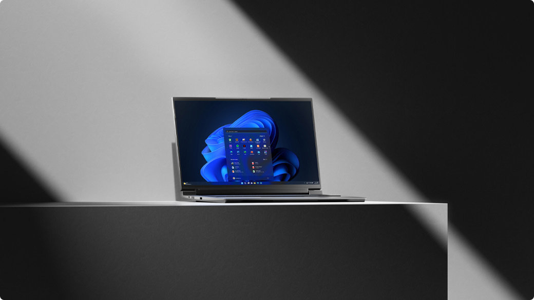 Un ordinateur portable Windows plié ouvert avec une boîte de dialogue et une fleur en arrière-plan en mode sombre