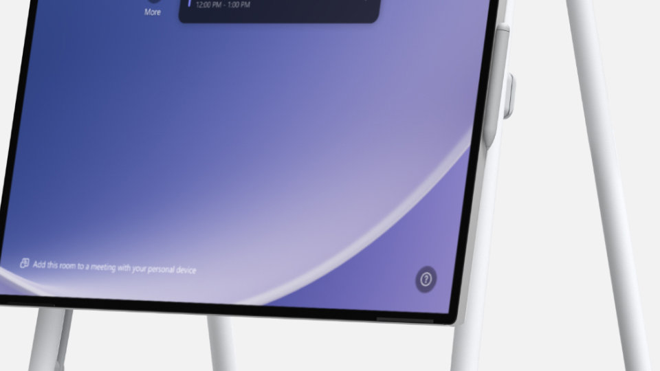 一幅图像，上面显示的是两个人通过 Surface 设备工作，同时在 Hub 3 上协作