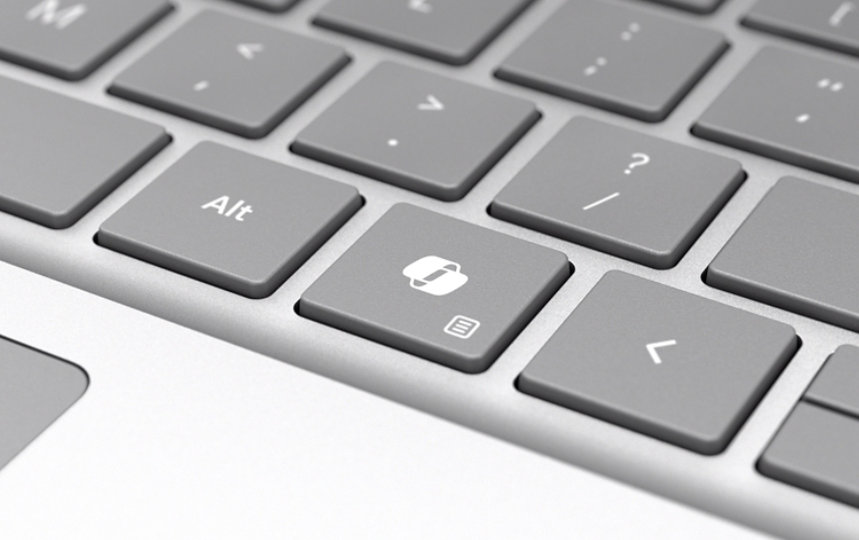 صورة لوحة مفاتيح الكمبيوتر المحمول Surface Laptop 6 تم تكبيرها على زر Copilot الجديد